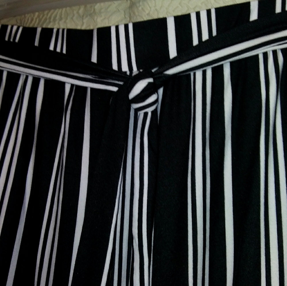 🏷️ Black & White Cropped Pants NWT